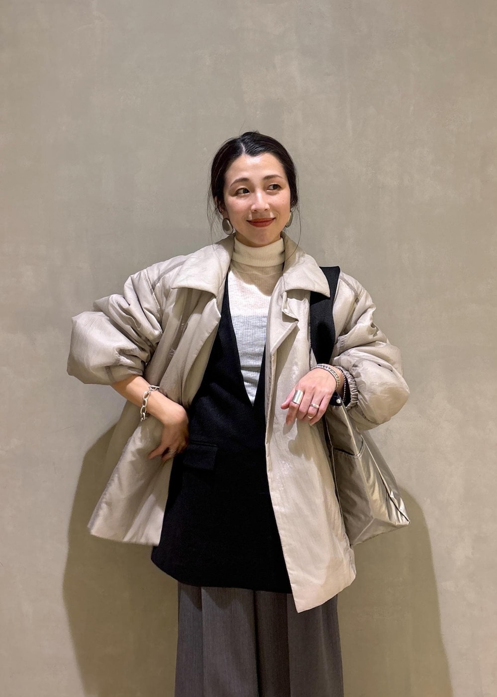 グレー系のスニーカー、ブラック系のシャツ/ブラウス、ベージュ系のブルゾンを着用したレディースの秋コーディネートの10枚目の写真