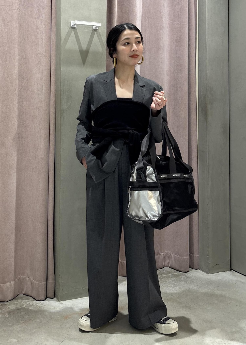 グレー系のカーディガン/ボレロ、グレー系のテーラードジャケット、グレー系のスラックスを着用したレディースの春コーディネートの5枚目の写真