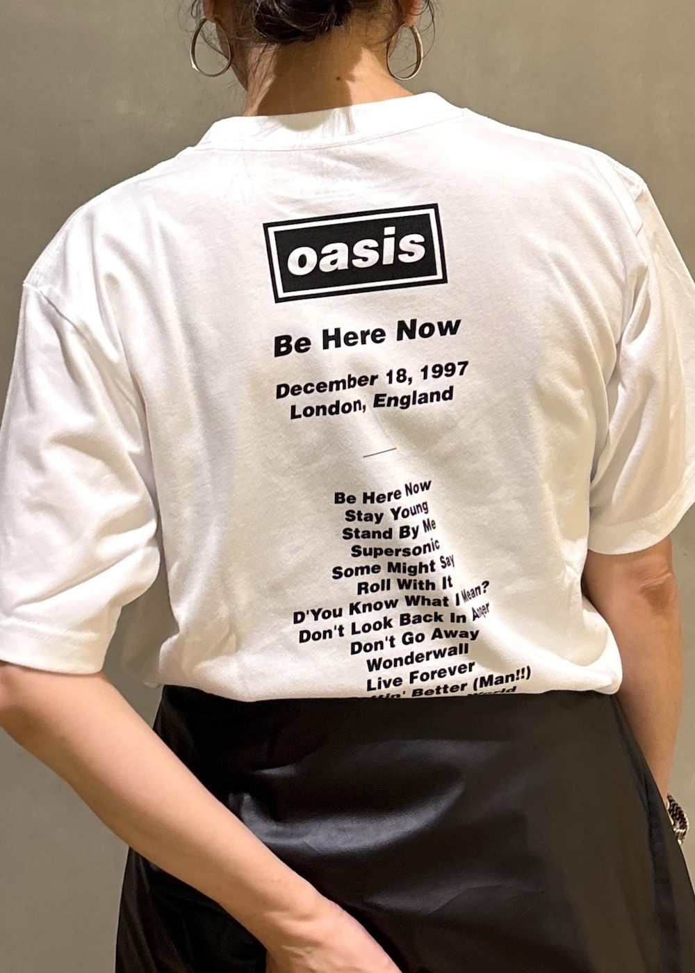 ブラック系のローファー、ベージュ系のショルダーバッグ、グレー系のTシャツ/カットソーを着用したレディースの夏コーディネートの10枚目の写真