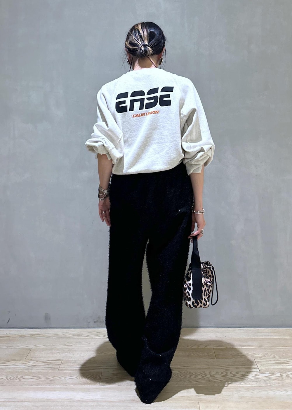 ブラウン系のハンドバッグ、ブラック系のその他パンツ、ホワイト系のスウェットを着用したレディースの夏コーディネートの5枚目の写真