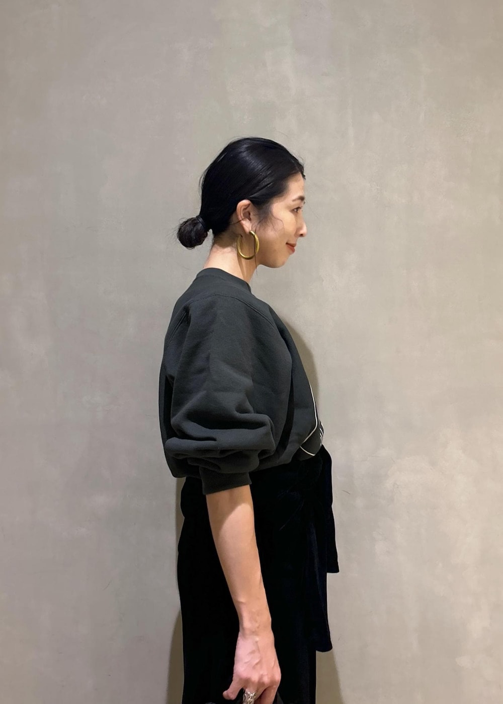 「GANNI、ガニー、チャンピオン、グリーン、ベロアワンピース、Champion for ADAM ET ROPE'、Champion、ショルダーバッグ、初秋コーデ、秋コーデ、お出かけコーデ、アウトドアコーデ、スポーツミックス、ストリート、大人カジュアル」｜「GANNIの【GANNI for ADAM ET ROPE'】Recycled tech Mini Tote（トートバッグ、ベージュ系）」を使った、SAKIさん（レディース・154cm）の秋コーディネートの9枚目の写真