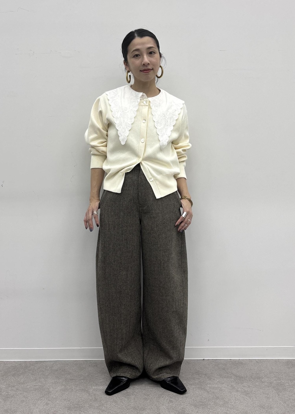 ブラウン系のその他パンツ、ホワイト系のカーディガン/ボレロを着用したレディースの秋コーディネートの3枚目の写真