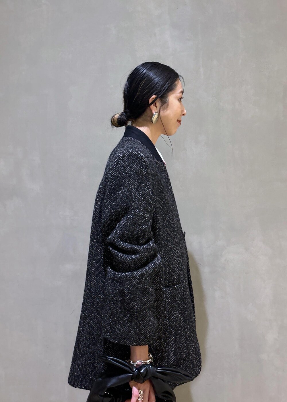 ブラック系のショルダーバッグ、ホワイト系のパンプス、ブルー系のデニムパンツを着用したレディースの夏コーディネートの9枚目の写真