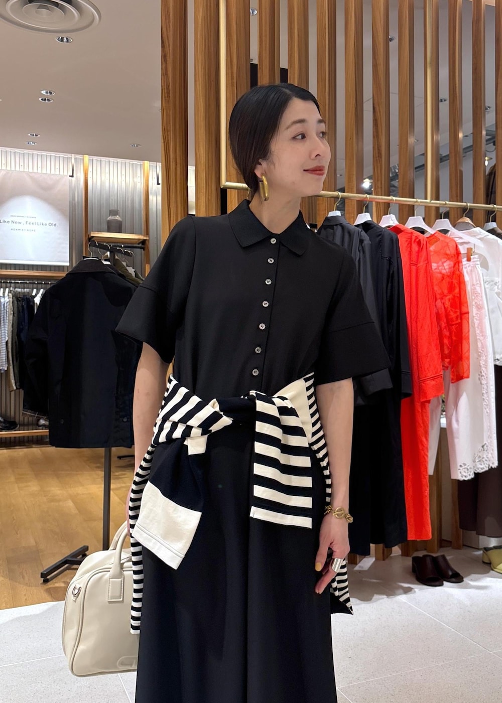 ブラック系のTシャツ/カットソー、ブラック系のつなぎ/オールインワン、ブラック系のサンダルを着用したレディースの春コーディネートの8枚目の写真