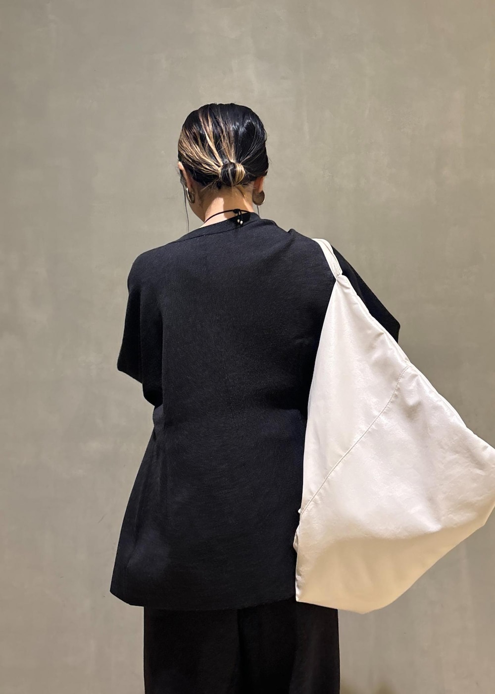 グレー系のカーディガン/ボレロ、グレー系のその他パンツ、ホワイト系のボディバッグ/ウエストポーチを着用したレディースの夏コーディネートの10枚目の写真