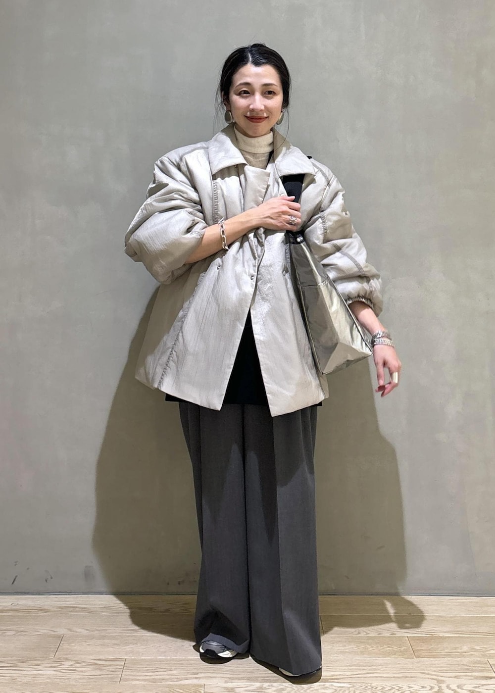 グレー系のスニーカー、ブラック系のシャツ/ブラウス、ベージュ系のブルゾンを着用したレディースの秋コーディネートの6枚目の写真