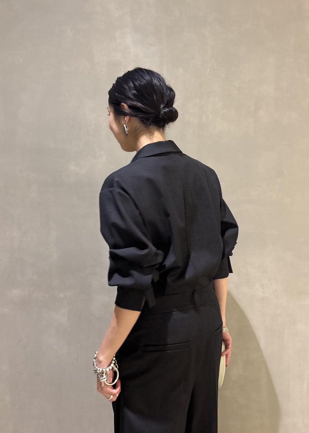 ブラック系のサンダル、グレー系のつなぎ/オールインワン、ホワイト系のキーホルダーを着用したレディースの秋コーディネートの10枚目の写真