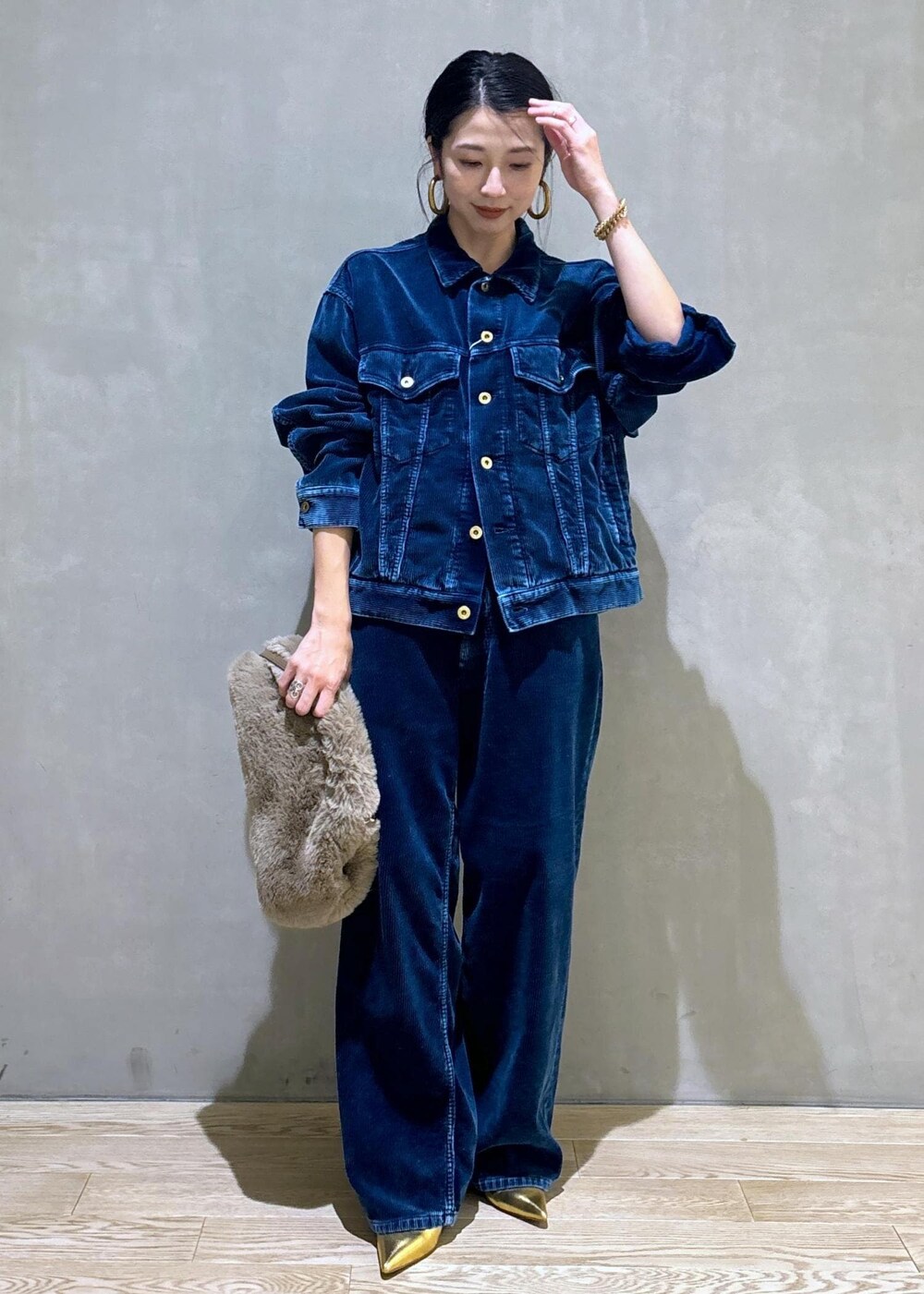 ゴールド系のその他シューズ、ベージュ系のショルダーバッグを着用したレディースの秋コーディネートの3枚目の写真