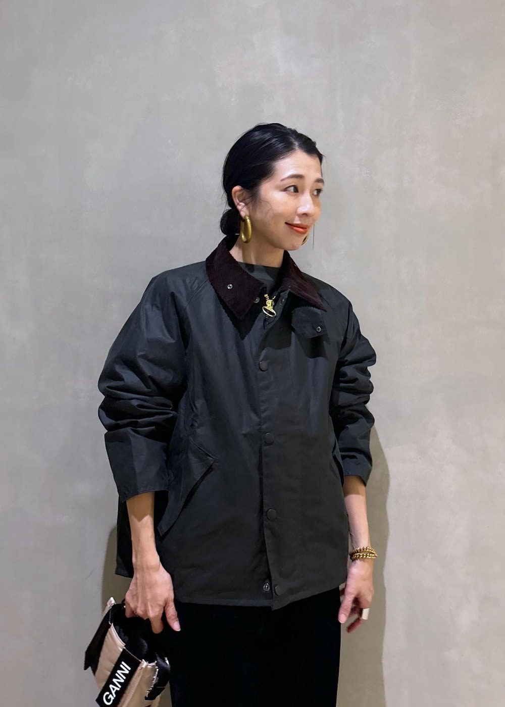 「Barbour、バブアー、チャンピオン、TRANSPORT、Champion for ADAM ET ROPE'、Champion、秋コーデ、お出かけコーデ、アウトドアコーデ、大人カジュアル、パンツスタイル、ADAM ET ROPÉ、ナチュラル、イエベ春、ノーマル」｜「GANNIの【GANNI for ADAM ET ROPE'】Recycled tech Mini Tote（トートバッグ、ベージュ系）」を使った、SAKIさん（レディース・154cm）の秋コーディネートの8枚目の写真