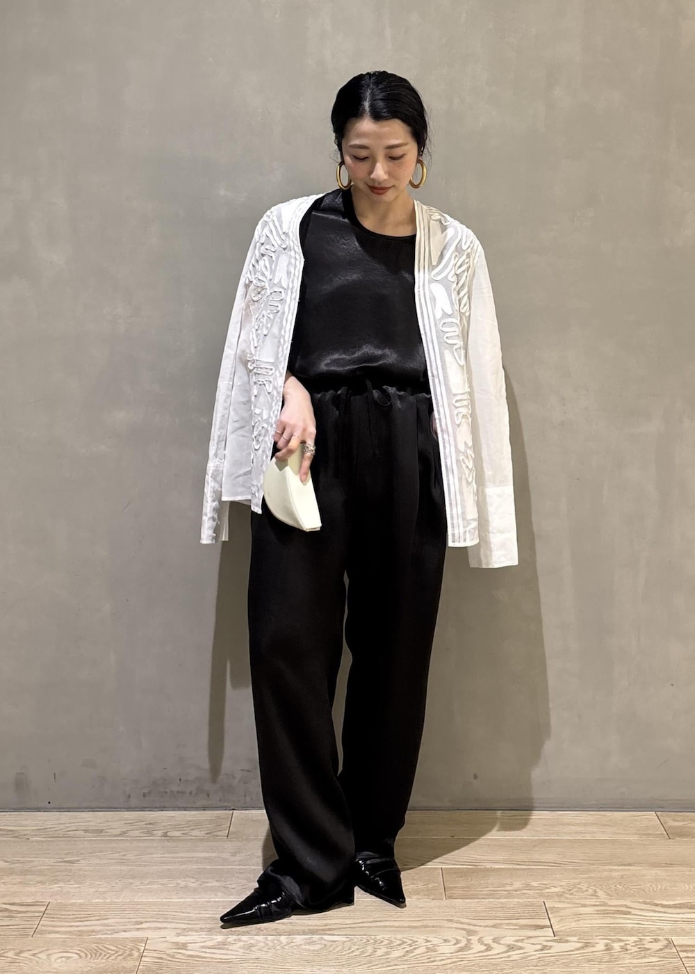 ブラック系のサンダル、ホワイト系のシャツ/ブラウス、ブラック系のシャツ/ブラウスを着用したレディースの冬コーディネートの5枚目の写真