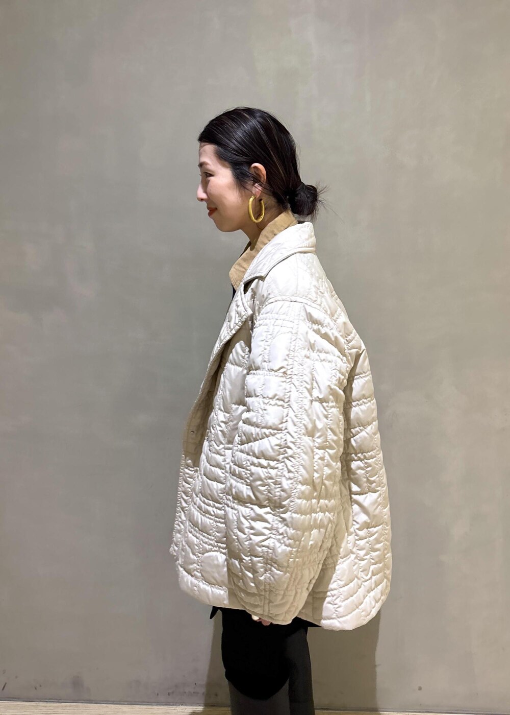 ベージュ系のトートバッグ、ブラック系のブーツ、ブラック系のスカートを着用したレディースの冬コーディネートの9枚目の写真