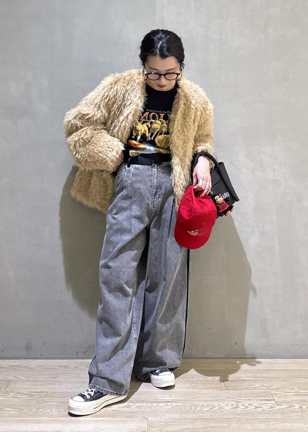 ブラック系のデニムパンツ、ブラック系のTシャツ/カットソー、ベージュ系のその他アウターを着用したレディースの秋コーディネートの2枚目の写真