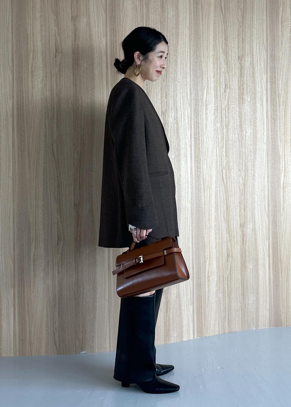 ブラック系のその他パンツ、ブラック系のブーツ、ホワイト系のニット/セーターを着用したレディースの秋コーディネートの3枚目の写真