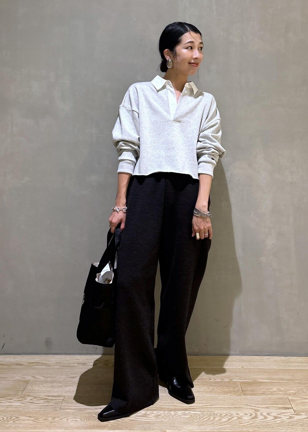 グレー系のその他パンツ、ブラック系のトートバッグ、ホワイト系のTシャツ/カットソーを着用したレディースの秋コーディネートの2枚目の写真