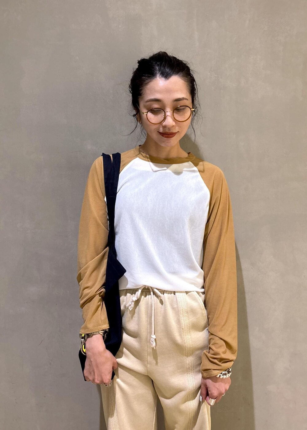 ホワイト系のTシャツ/カットソー、ベージュ系のその他パンツ、ブルー系のトートバッグを着用したレディースの夏コーディネートの9枚目の写真