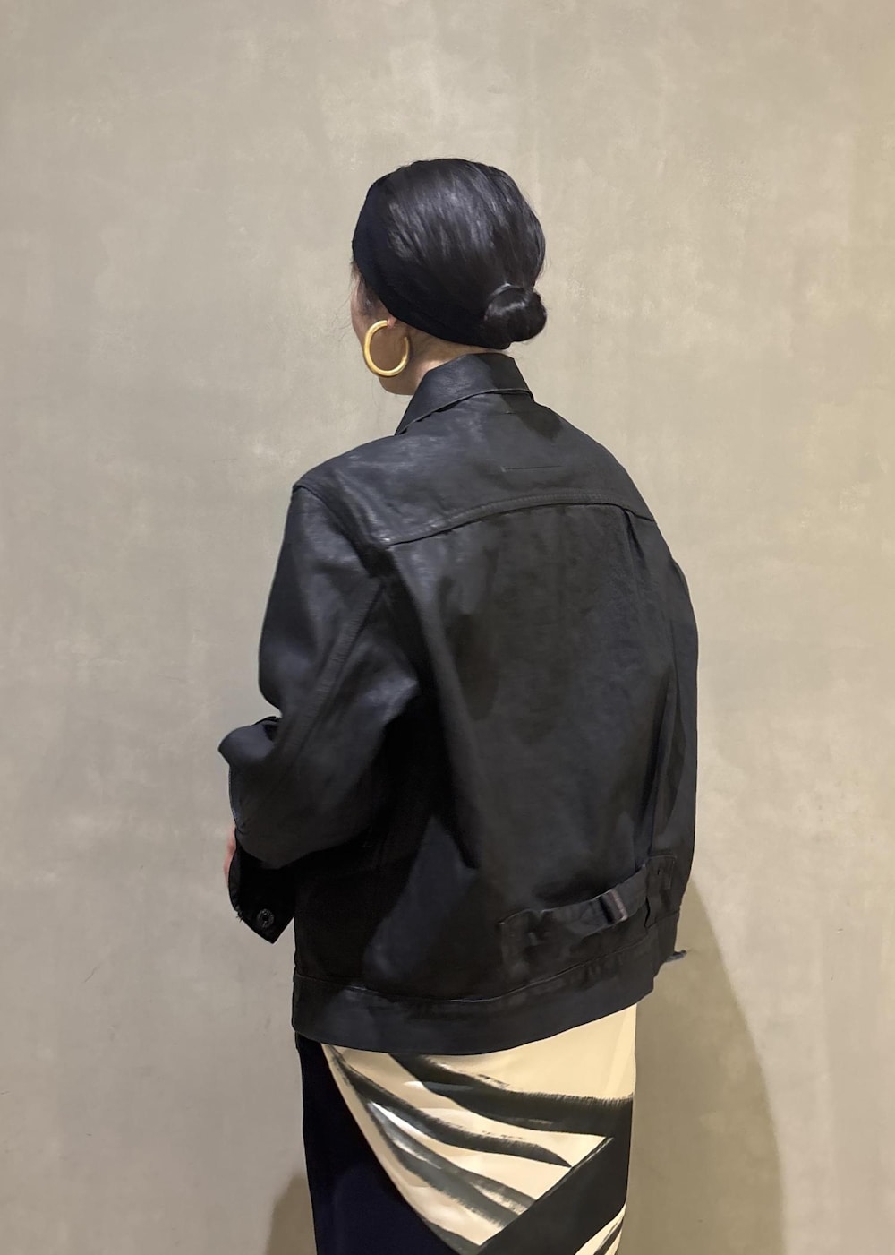 ブルー系のその他パンツ、ホワイト系のキーホルダー、ブラック系のバンダナ/スカーフを着用したレディースの春コーディネートの7枚目の写真