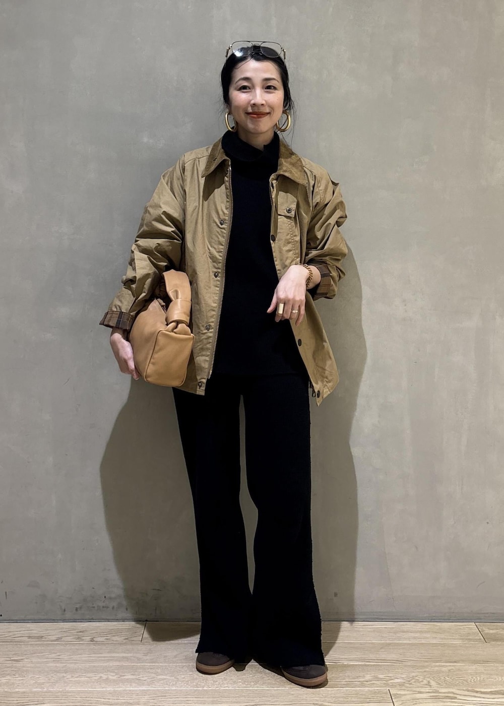 ベージュ系のブルゾンを着用したレディースの冬コーディネートの3枚目の写真