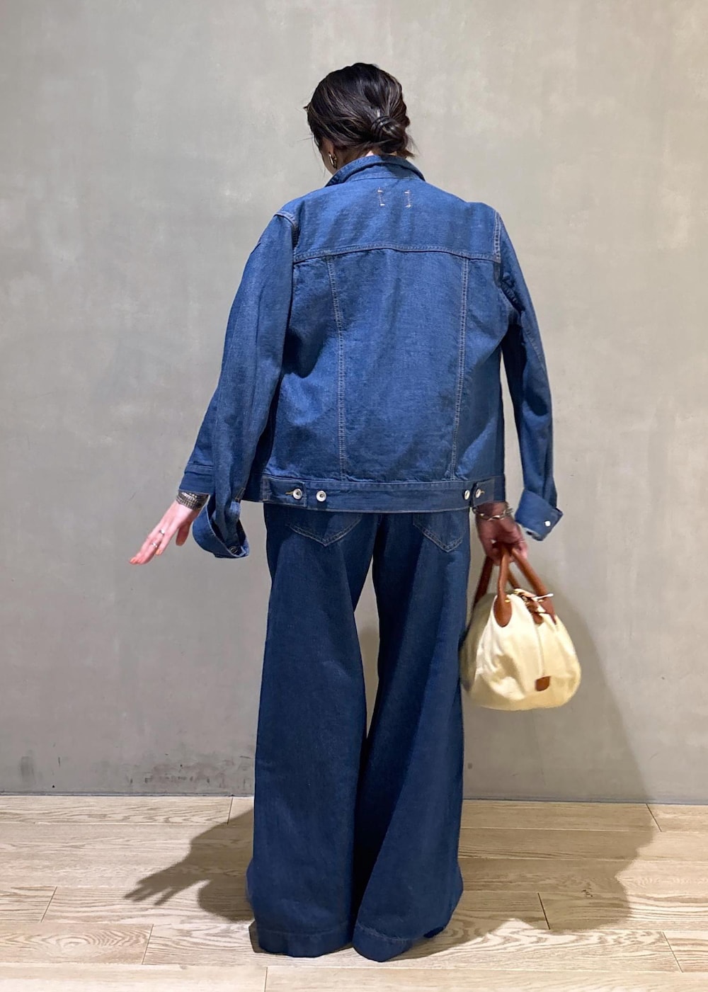 ブルー系のブルゾン、ブルー系のデニムパンツ、ホワイト系のTシャツ/カットソーを着用したレディースの春コーディネートの4枚目の写真