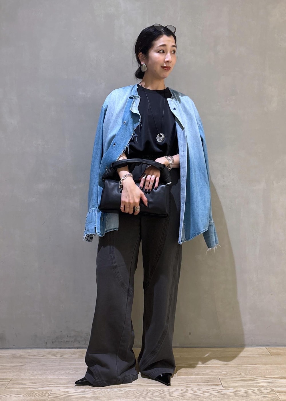 ブラック系のその他パンツ、ブラック系のハンドバッグ、ブラック系のシャツ/ブラウスを着用したレディースの春コーディネートの5枚目の写真