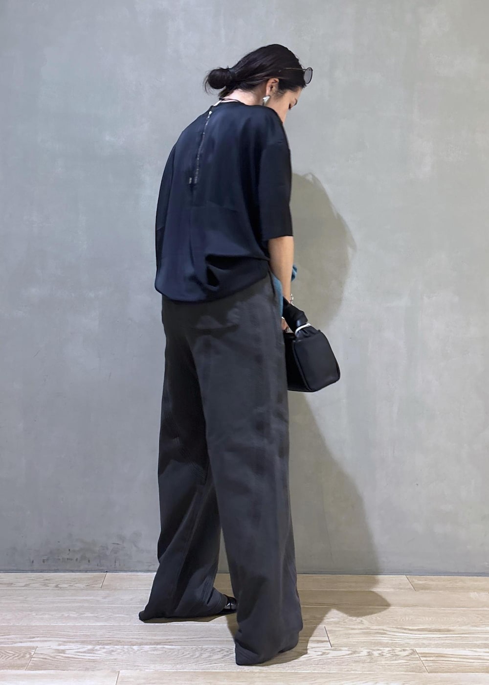 ブラック系のその他パンツ、ブラック系のハンドバッグ、ブラック系のシャツ/ブラウスを着用したレディースの春コーディネートの3枚目の写真