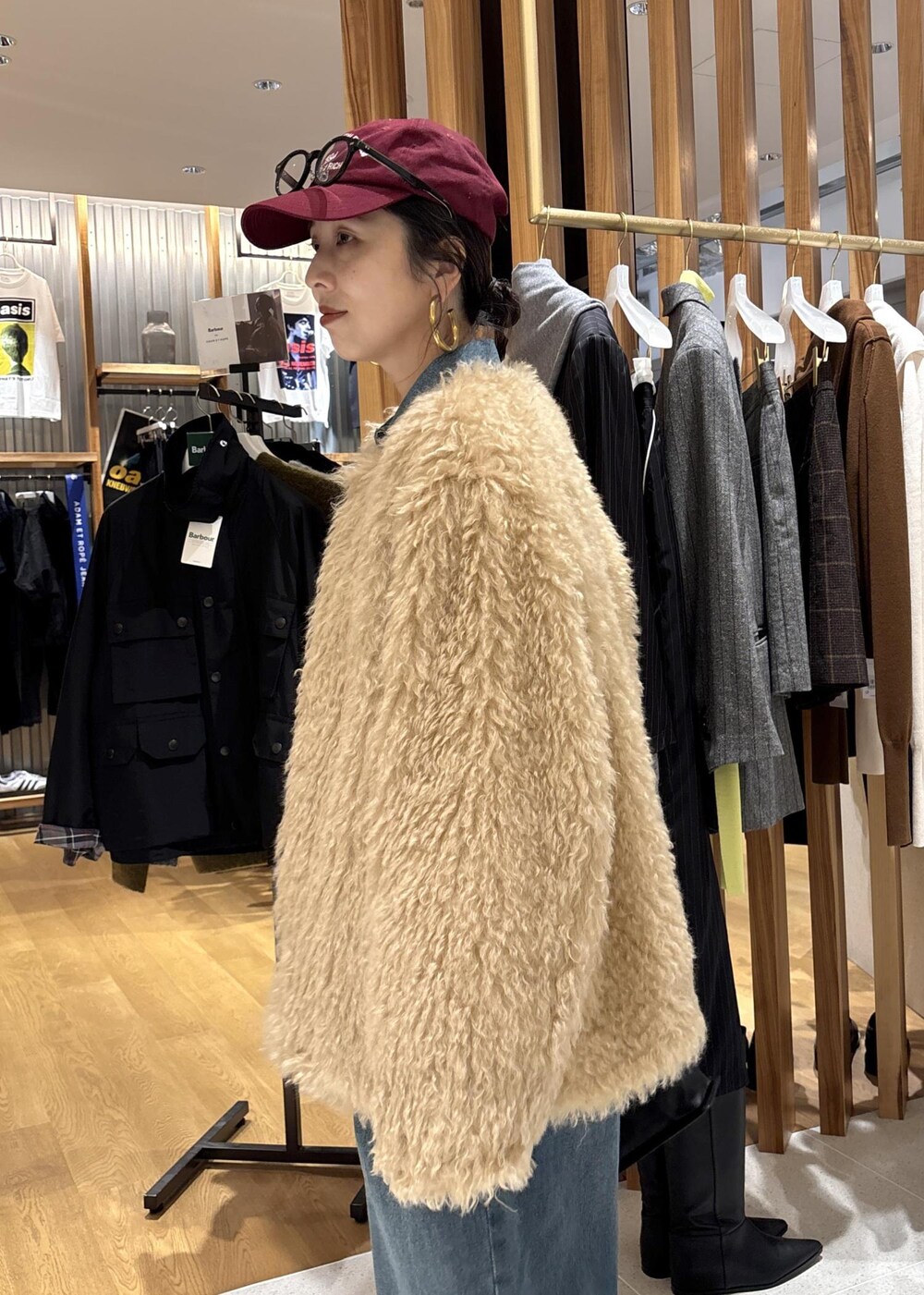 ブラック系のショルダーバッグ、ブルー系のつなぎ/オールインワン、ベージュ系のその他アウターを着用したレディースの秋コーディネートの9枚目の写真