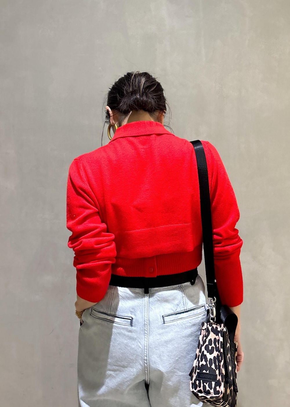 ベージュ系のトートバッグ、ブルー系のその他パンツ、レッド系のカーディガン/ボレロを着用したレディースの秋コーディネートの8枚目の写真