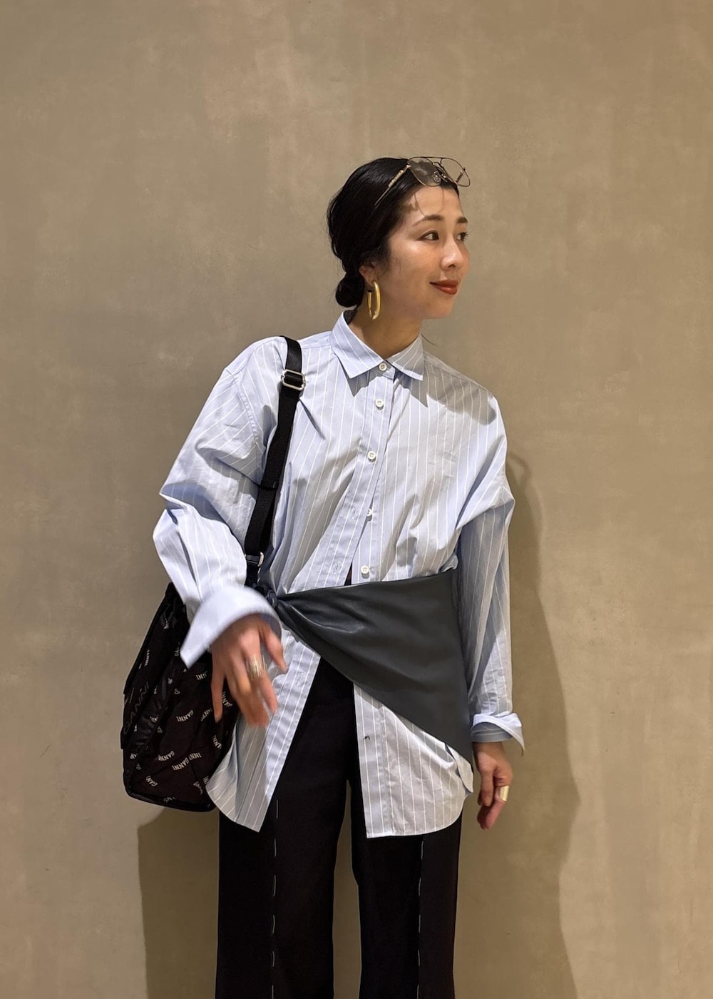 ブルー系のシャツ/ブラウス、ブラック系のトートバッグ、ブルー系のバンダナ/スカーフを着用したレディースの冬コーディネートの10枚目の写真