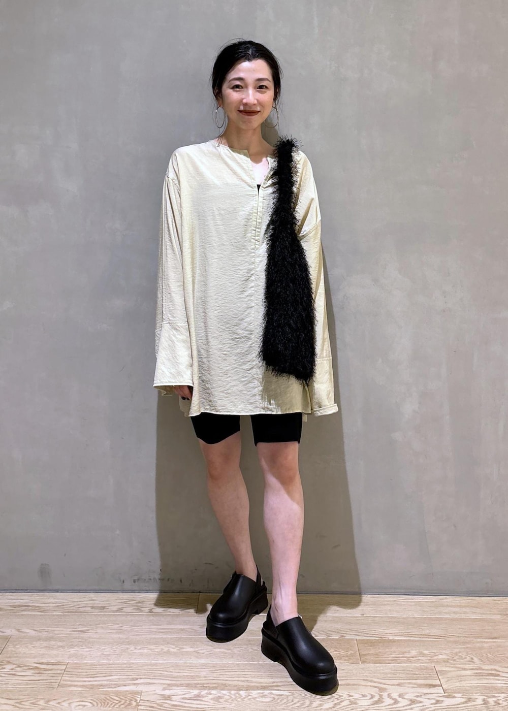 ブラック系のその他パンツ、ブラック系のサンダル、ベージュ系のシャツ/ブラウスを着用したレディースの夏コーディネートの3枚目の写真