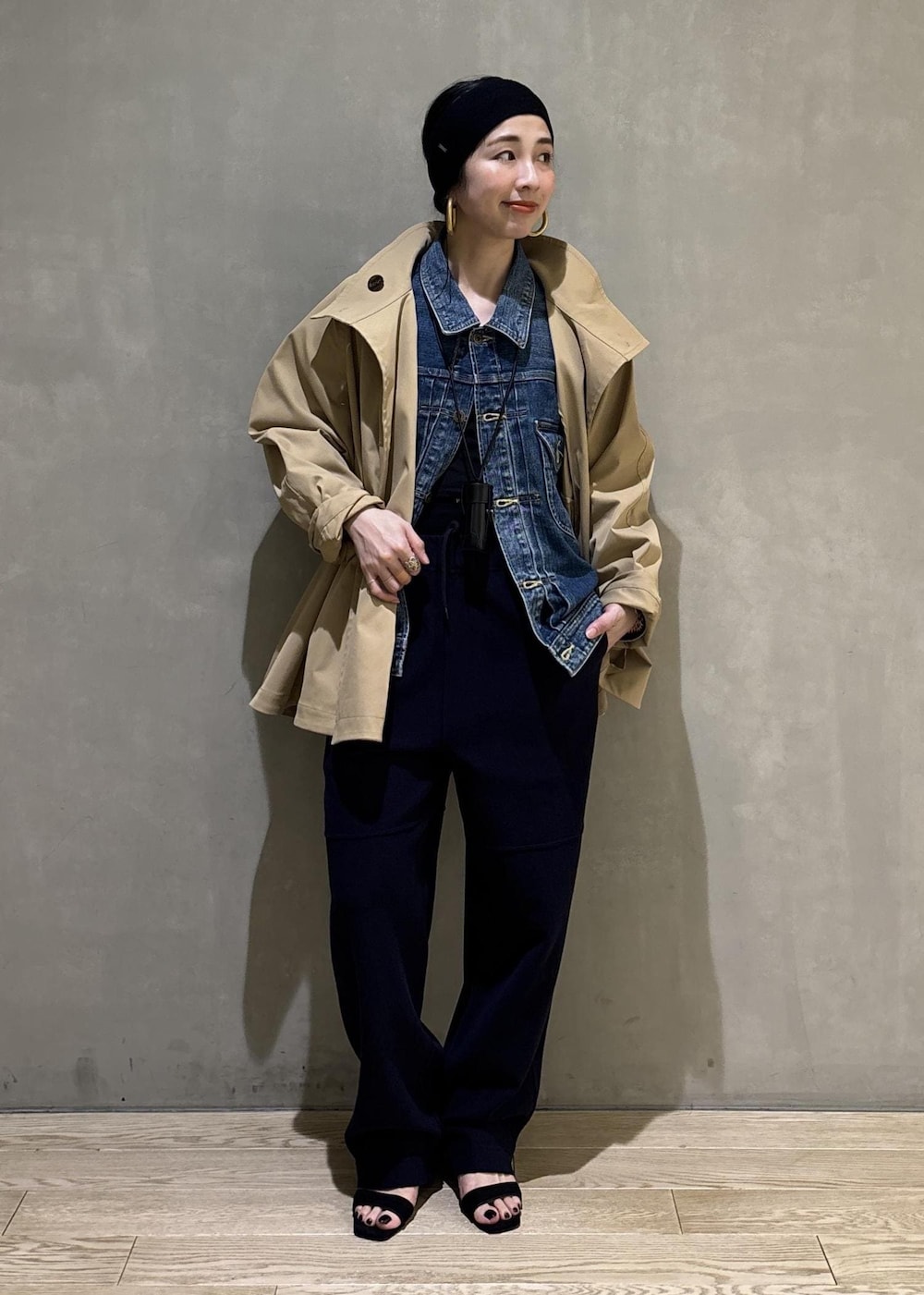 ベージュ系のトレンチコート、ブルー系のデニムジャケット、ブルー系のその他パンツを着用したレディースの春コーディネートの6枚目の写真
