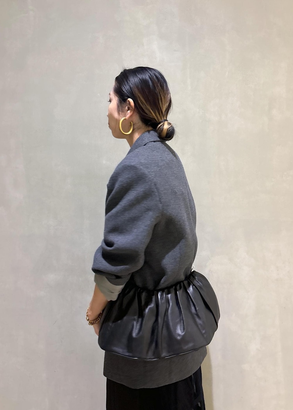 グレー系のニット/セーター、グレー系のテーラードジャケット、ブラック系のその他パンツを着用したレディースの秋コーディネートの9枚目の写真