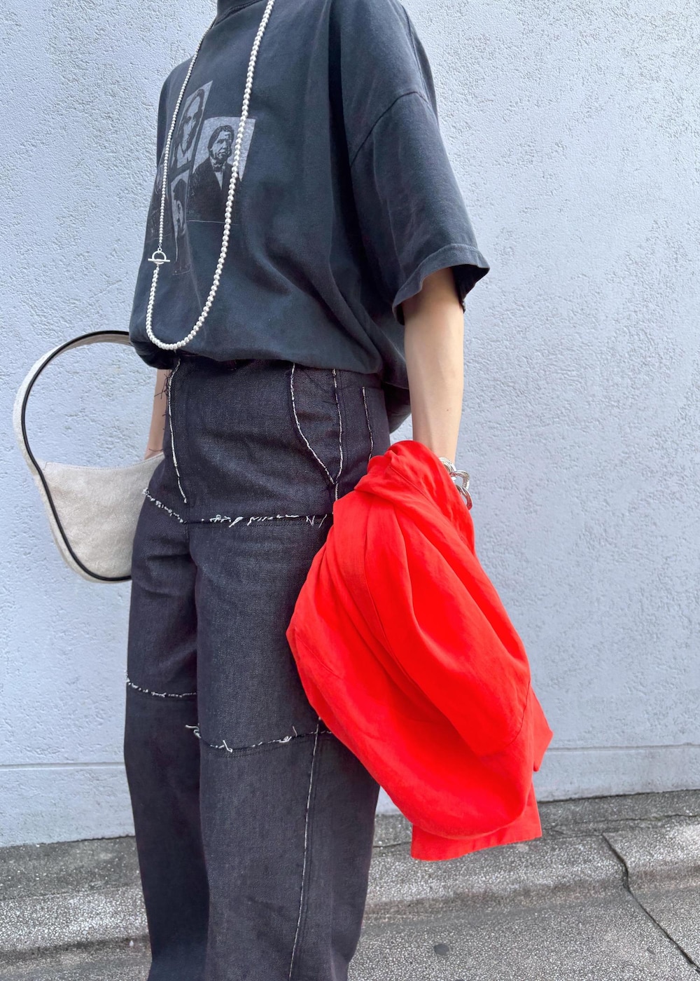レッド系のシャツ/ブラウス、ブルー系のデニムパンツ、ホワイト系のハンドバッグを着用したレディースの夏コーディネートの7枚目の写真