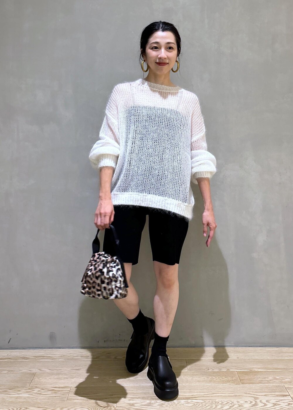 ブラック系のその他パンツ、ブラウン系のハンドバッグ、ブラック系のチューブトップを着用したレディースの夏コーディネートの3枚目の写真