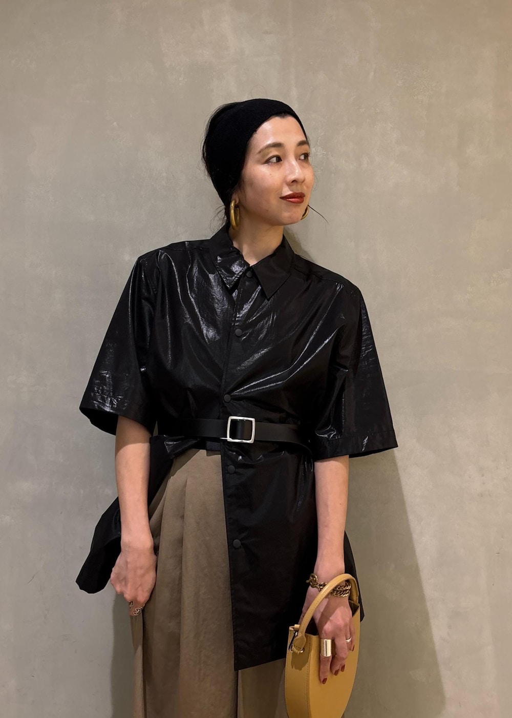 グリーン系のその他パンツ、ブラック系のサンダル、ブラック系のブルゾンを着用したレディースの夏コーディネートの7枚目の写真