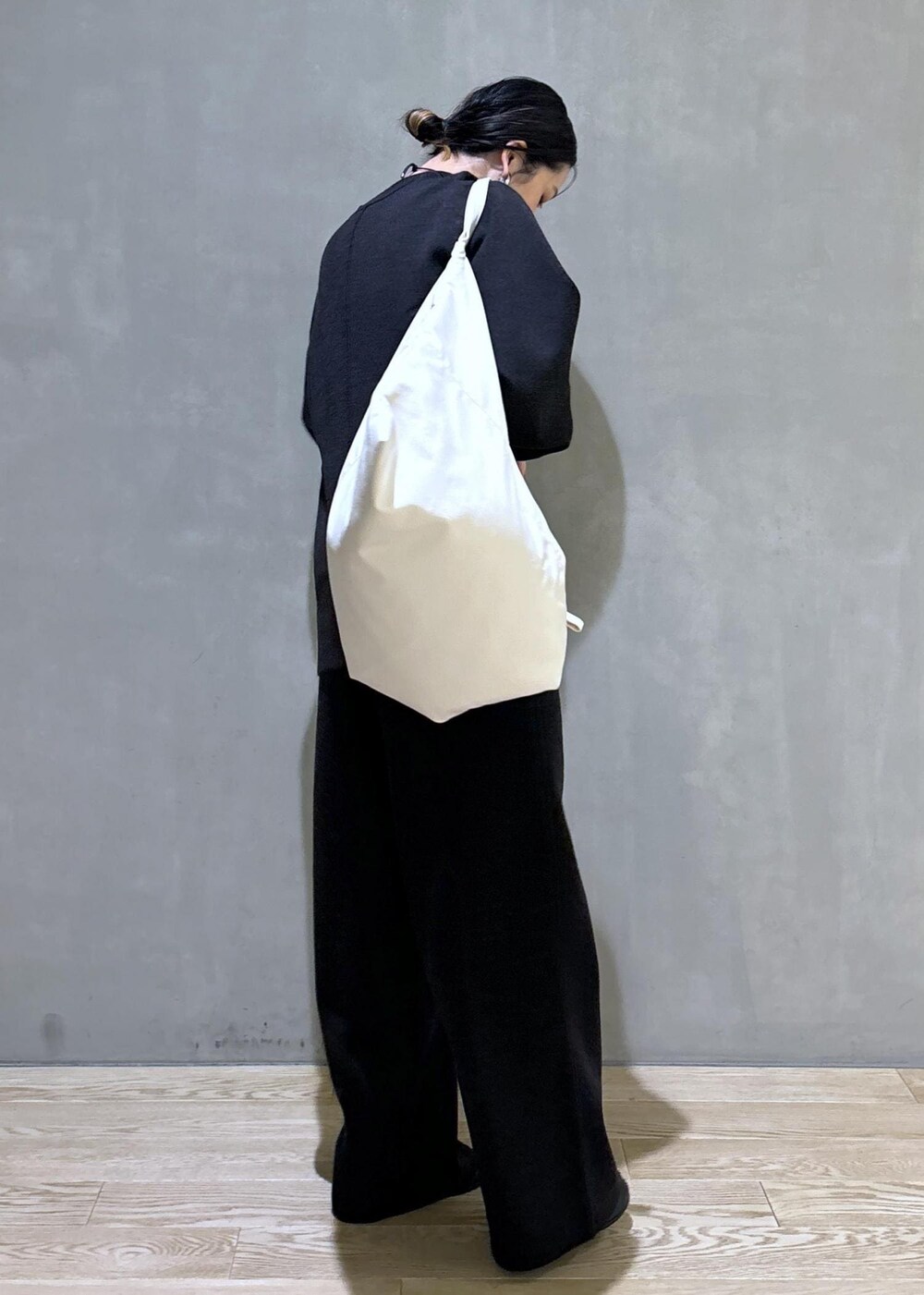 グレー系のカーディガン/ボレロ、グレー系のその他パンツ、ホワイト系のボディバッグ/ウエストポーチを着用したレディースの夏コーディネートの5枚目の写真