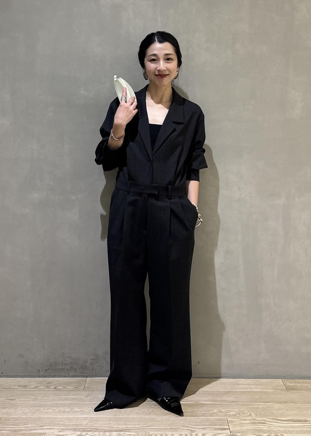 ブラック系のサンダル、グレー系のつなぎ/オールインワン、ホワイト系のキーホルダーを着用したレディースの秋コーディネートの7枚目の写真