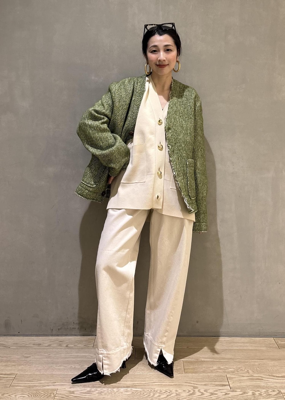 ブラック系のサンダル、ホワイト系のデニムパンツ、ホワイト系のカーディガン/ボレロを着用したレディースの冬コーディネートの2枚目の写真