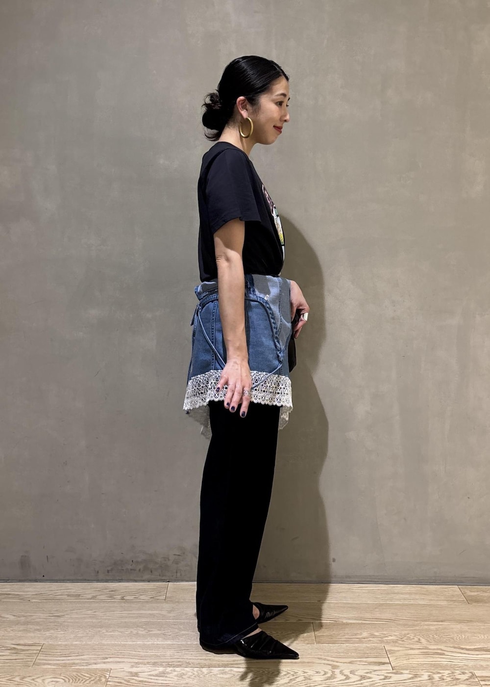 グレー系のTシャツ/カットソー、ブルー系のキャミソール、ブルー系のデニムパンツを着用したレディースの夏コーディネートの4枚目の写真