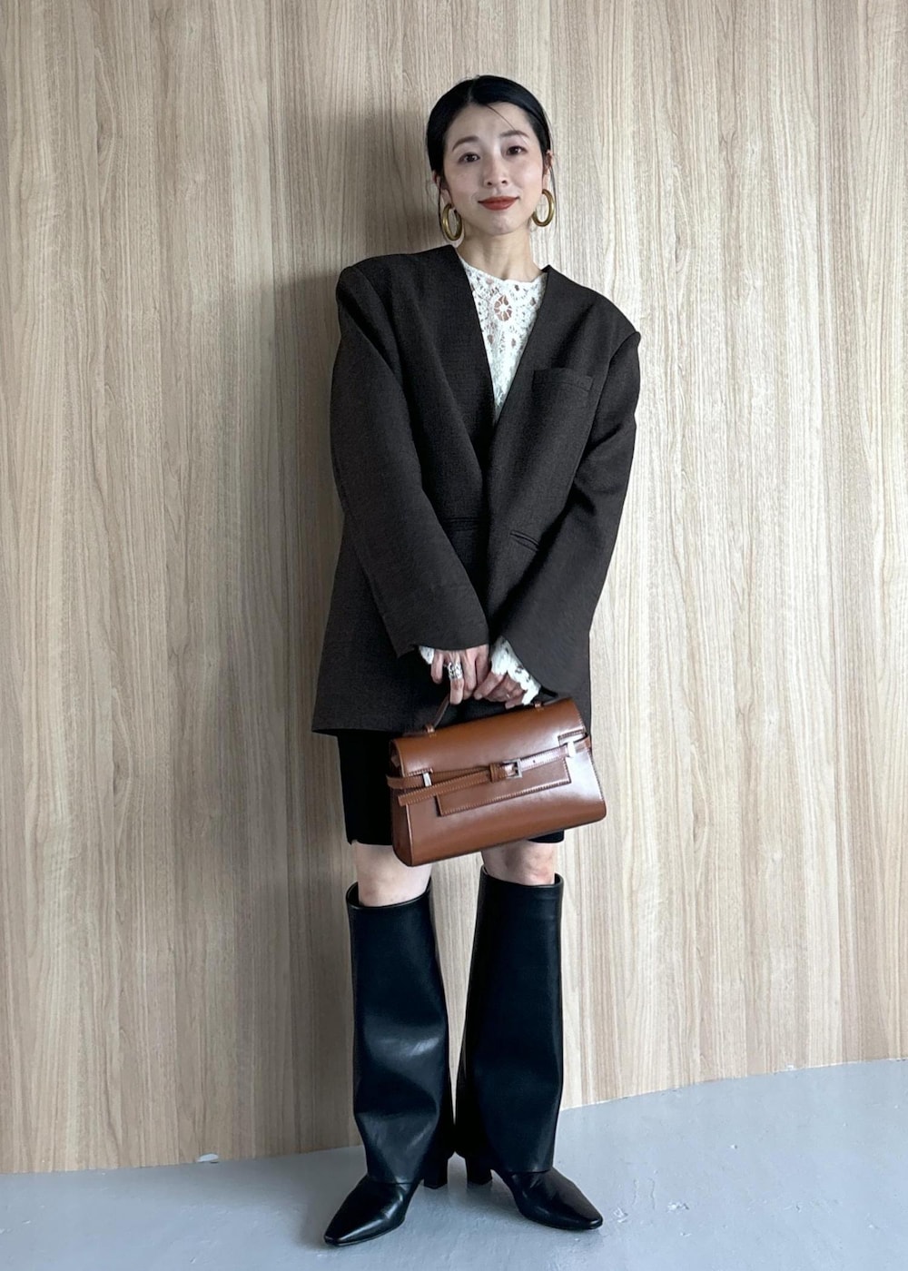 ブラック系のその他パンツ、ブラック系のブーツ、ホワイト系のニット/セーターを着用したレディースの秋コーディネートの2枚目の写真