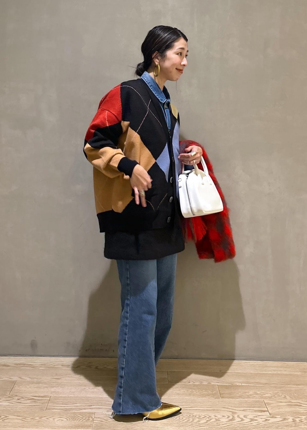 「デニム、デニムオンデニム、ストール、マフラー、ミニスカート、セント ジョンズ サード クラブ、NEEDBY for ADAM ET ROPE'、ニードバイヘリテージ、MANTAS EZCARAY、マンタス エスカライ、秋コーデ、初冬コーデ、冬コーデ、大人カジュアル、パンツスタイル」｜「ADAM ET ROPE'の【サステナブル】ラウンドミニロゴボストンバッグ（ボストンバッグ、ホワイト系）」を使った、SAKIさん（レディース・154cm）の秋コーディネートの6枚目の写真