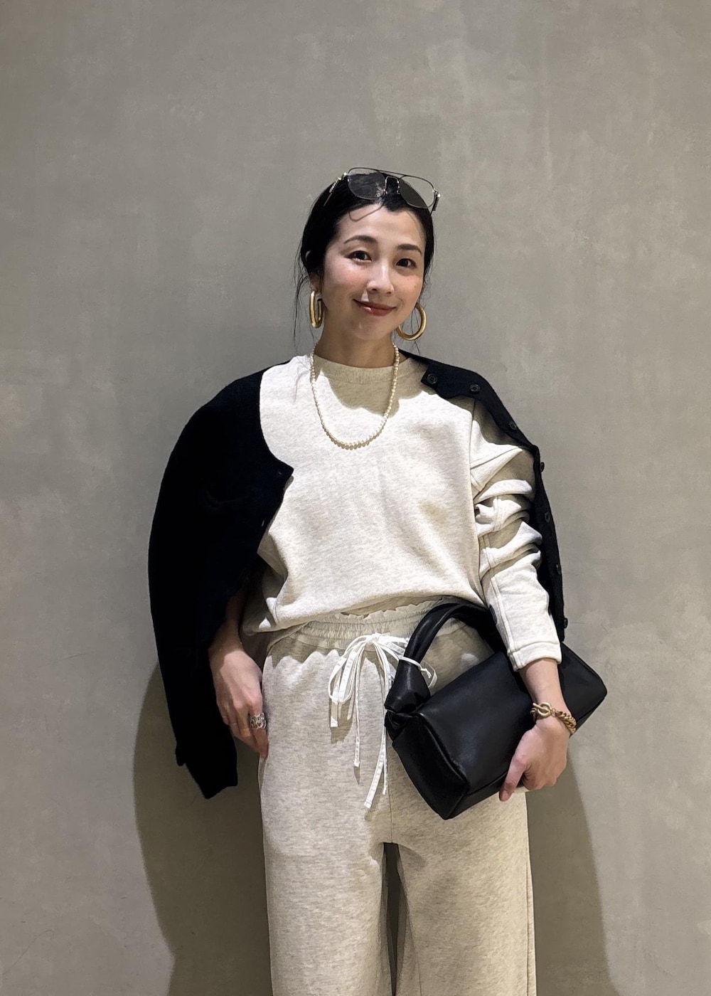 ブラック系のハンドバッグ、ホワイト系のその他パンツ、ホワイト系のスウェットを着用したレディースの冬コーディネートの9枚目の写真