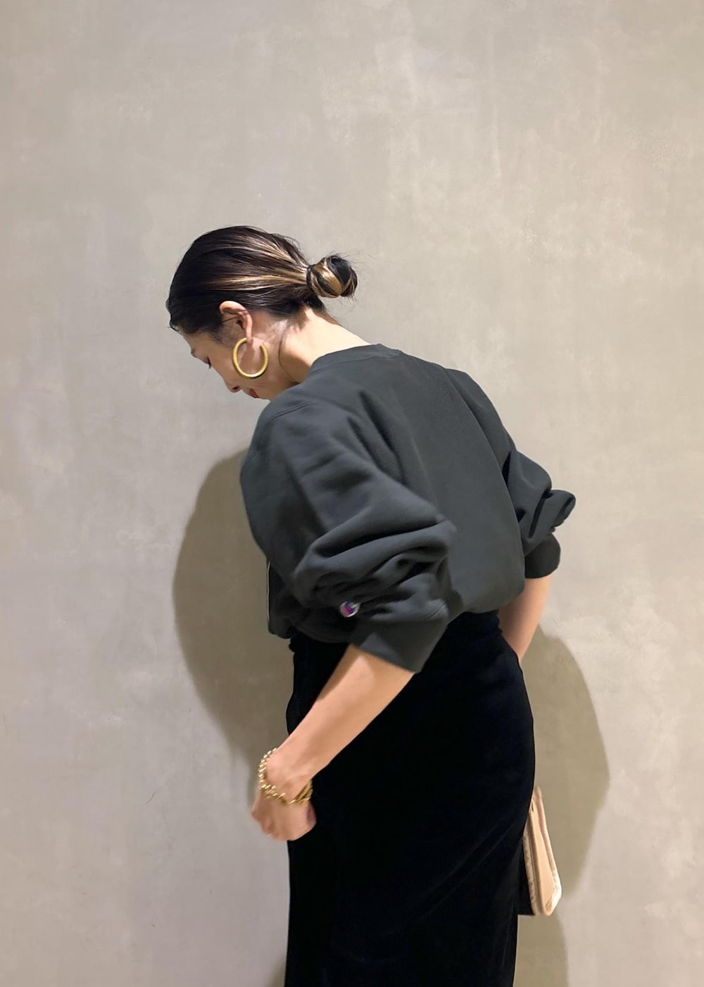 「GANNI、ガニー、チャンピオン、グリーン、ベロアワンピース、Champion for ADAM ET ROPE'、Champion、ショルダーバッグ、初秋コーデ、秋コーデ、お出かけコーデ、アウトドアコーデ、スポーツミックス、ストリート、大人カジュアル」｜「GANNIの【GANNI for ADAM ET ROPE'】Recycled tech Mini Tote（トートバッグ、ベージュ系）」を使った、SAKIさん（レディース・154cm）の秋コーディネートの10枚目の写真