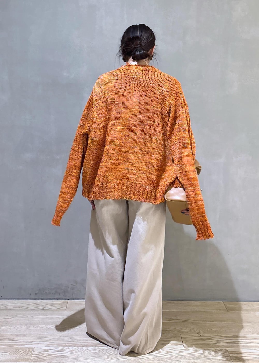 ベージュ系のハンドバッグ、ホワイト系のデニムパンツ、ホワイト系のTシャツ/カットソーを着用したレディースの春コーディネートの6枚目の写真