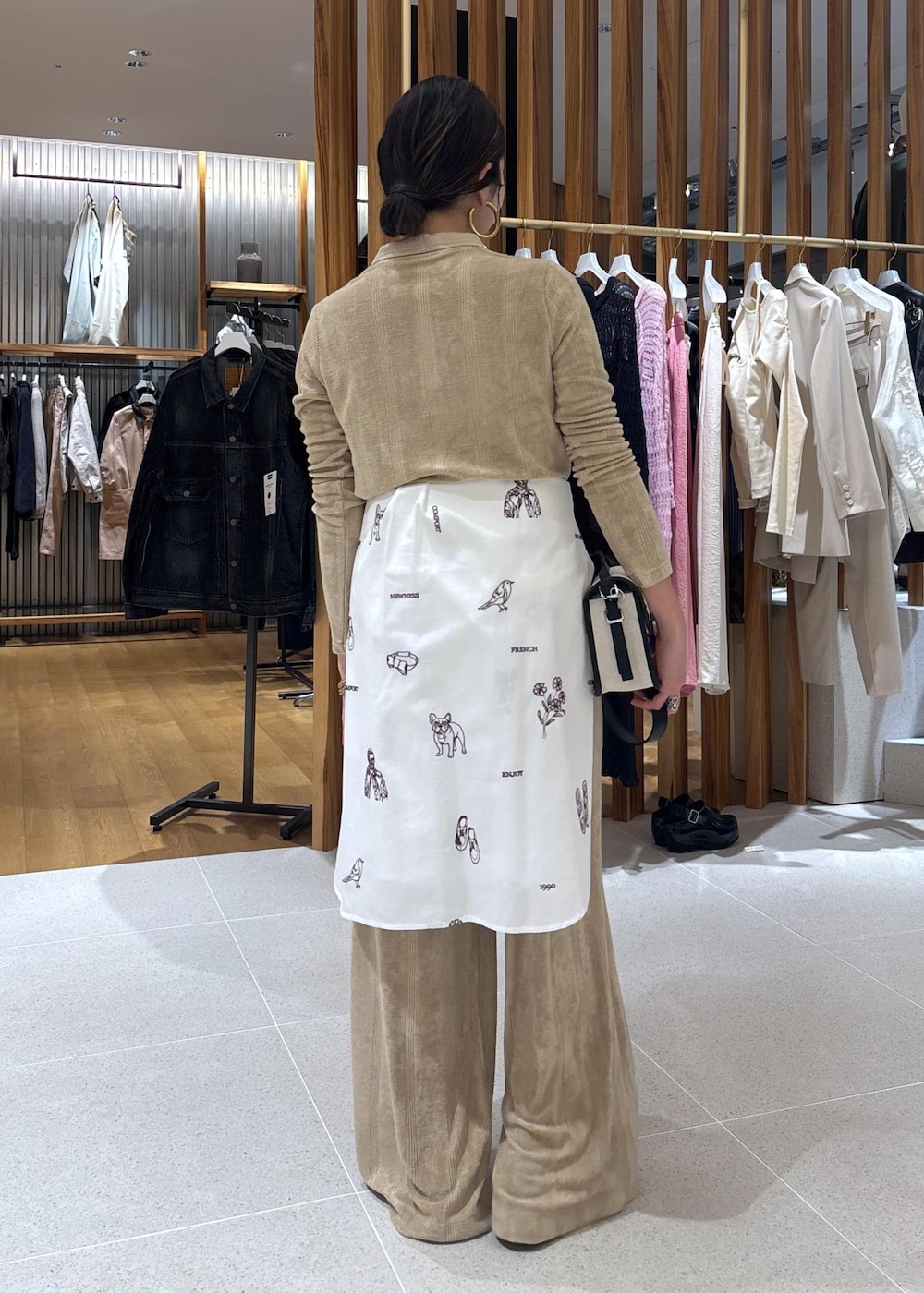 ホワイト系のシャツ/ブラウス、ブラック系のローファー、ベージュ系のその他パンツを着用したレディースの春コーディネートの4枚目の写真