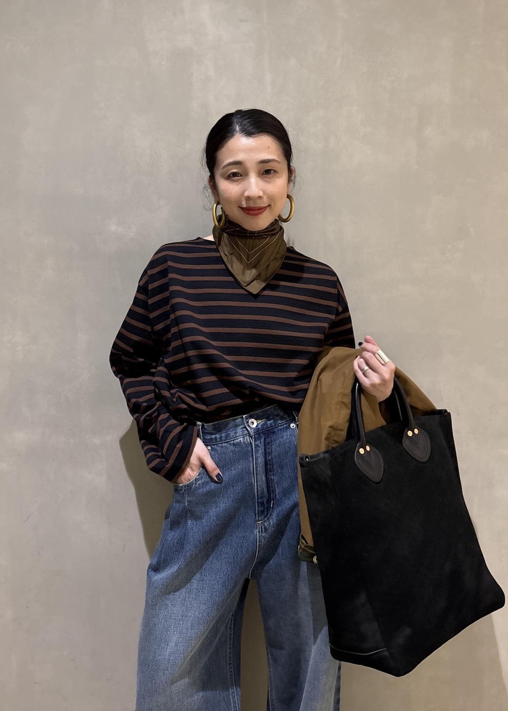 ブルー系のデニムパンツ、イエロー系のブルゾン、ブラウン系のTシャツ/カットソーを着用したレディースの夏コーディネートの8枚目の写真