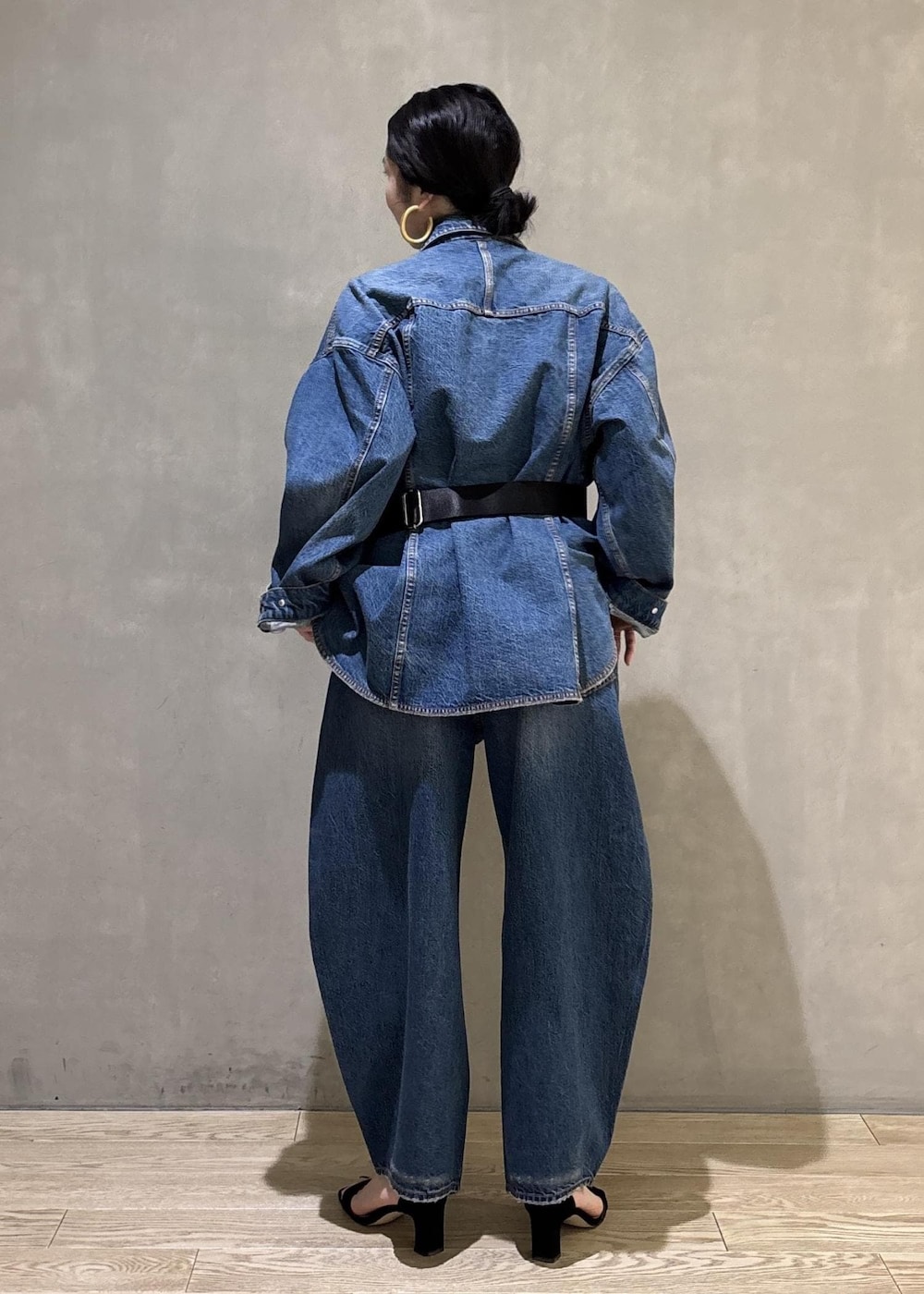 ブルー系のデニムジャケット、ブルー系のデニムパンツ、ブラック系のトートバッグを着用したレディースの春コーディネートの5枚目の写真