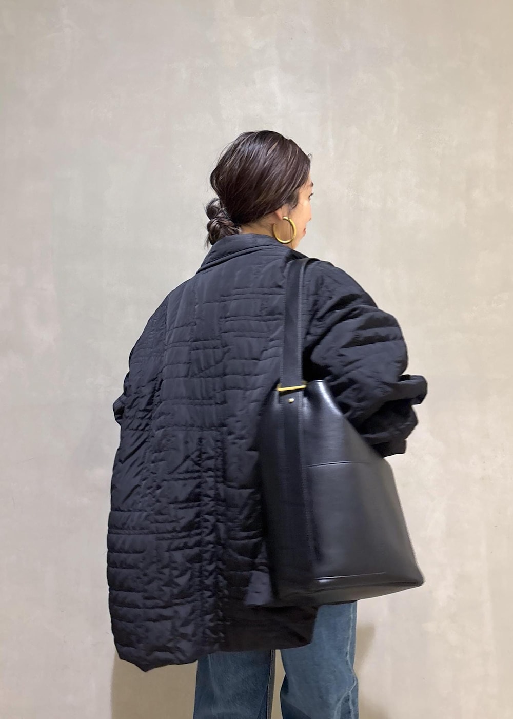 ブラック系のショルダーバッグ、ブルー系のシャツ/ブラウス、ブラック系のブルゾンを着用したレディースの冬コーディネートの7枚目の写真