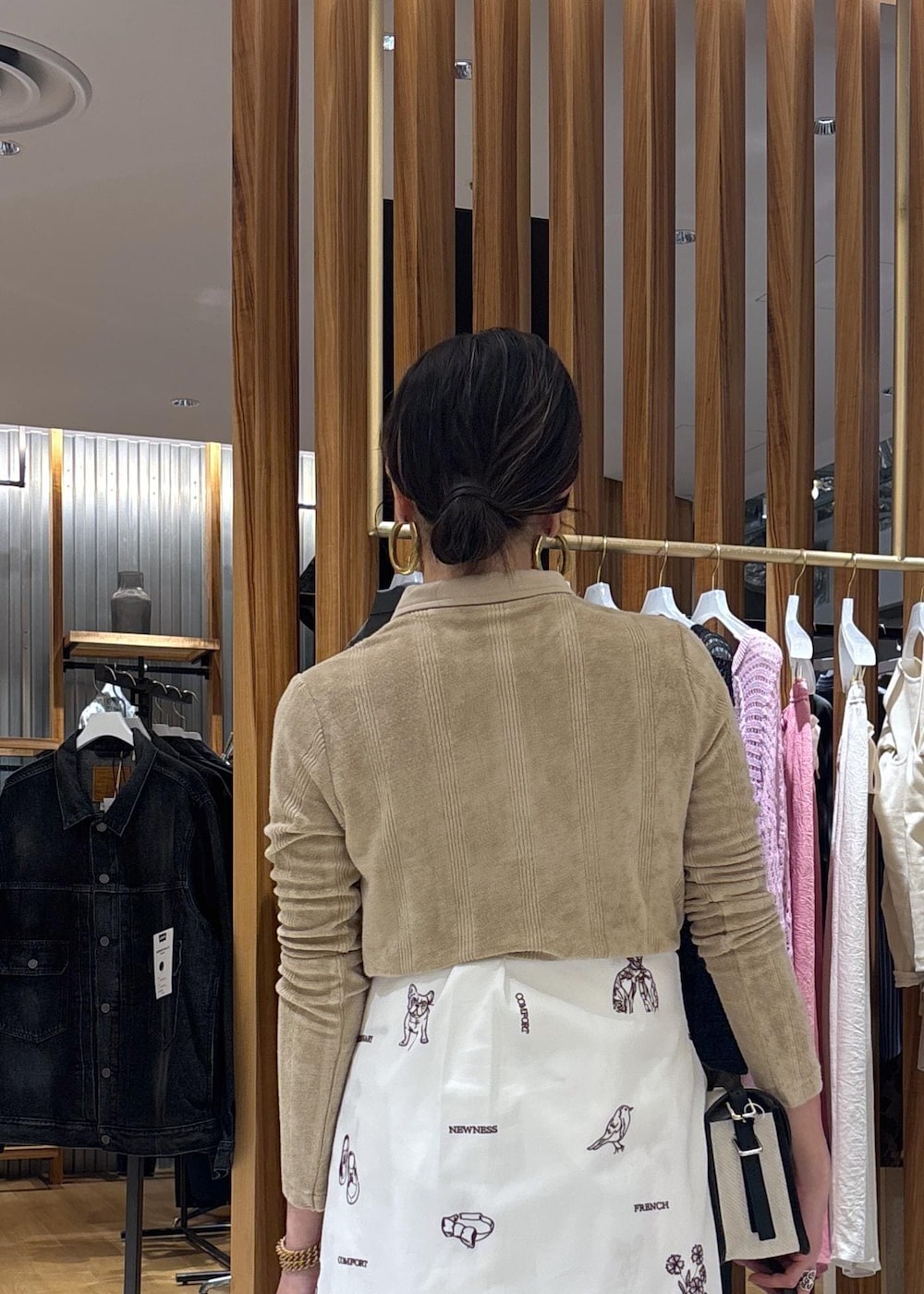 ホワイト系のシャツ/ブラウス、ブラック系のローファー、ベージュ系のその他パンツを着用したレディースの春コーディネートの7枚目の写真