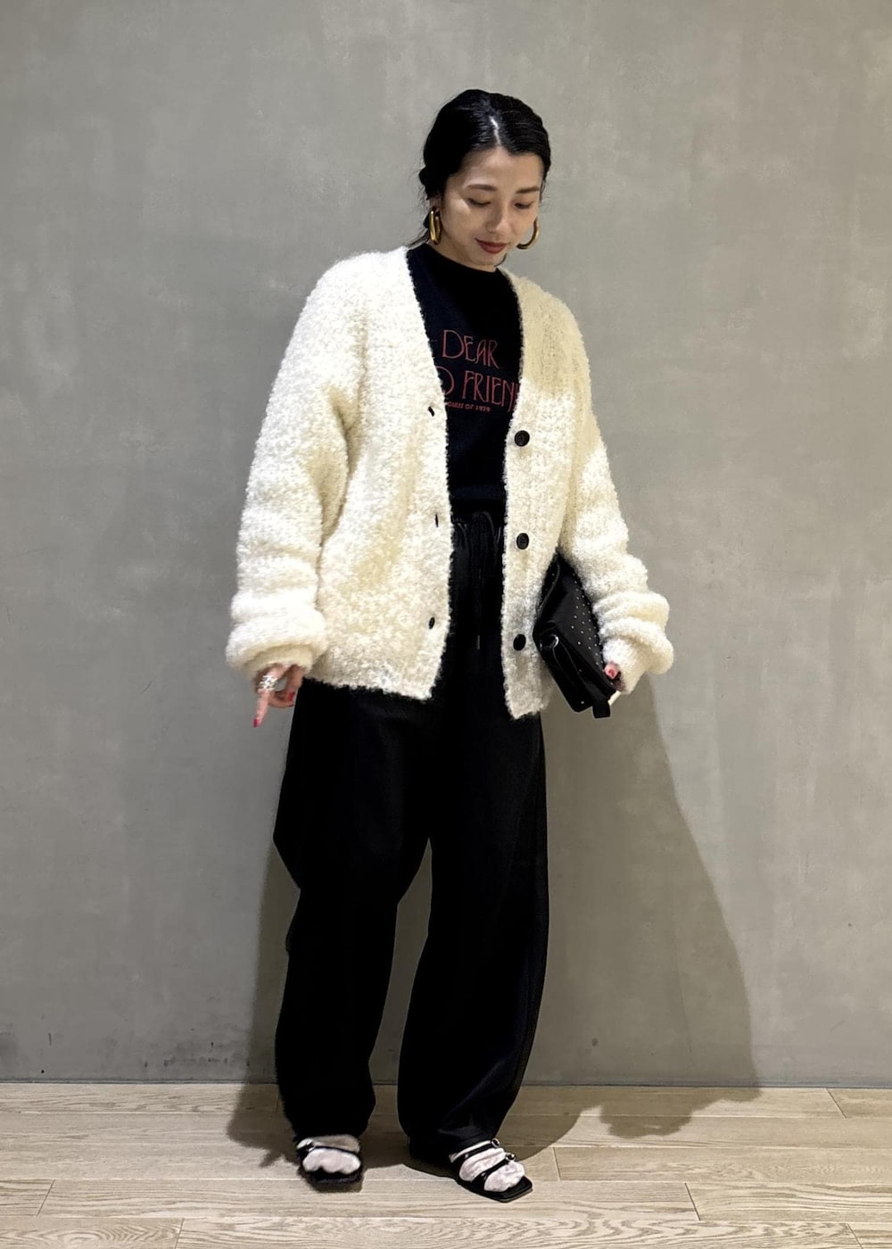 ブラック系のその他パンツ、ホワイト系のカーディガン/ボレロを着用したレディースの秋コーディネートの5枚目の写真