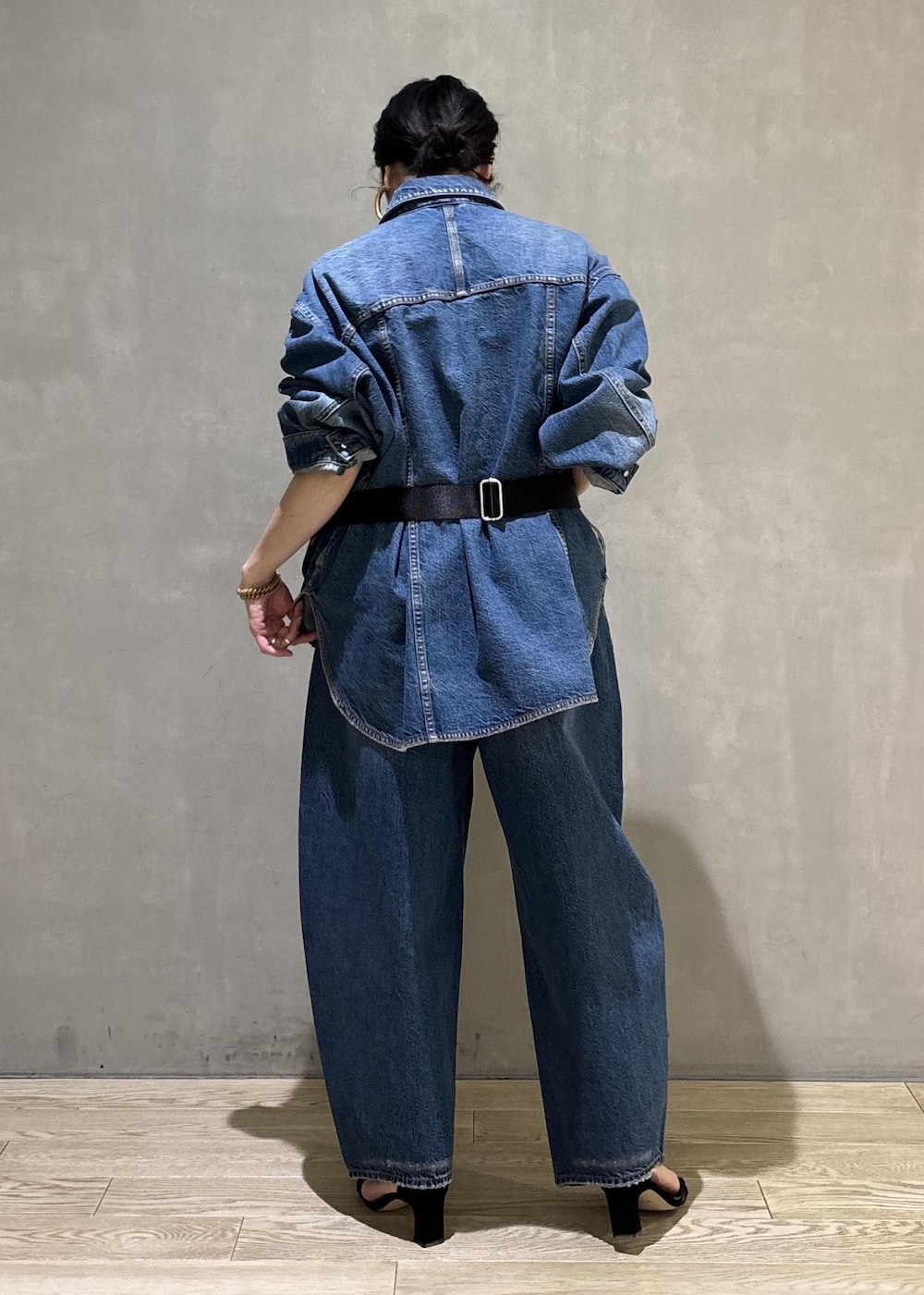 ブルー系のデニムジャケット、ブルー系のデニムパンツ、ブラック系のトートバッグを着用したレディースの春コーディネートの6枚目の写真