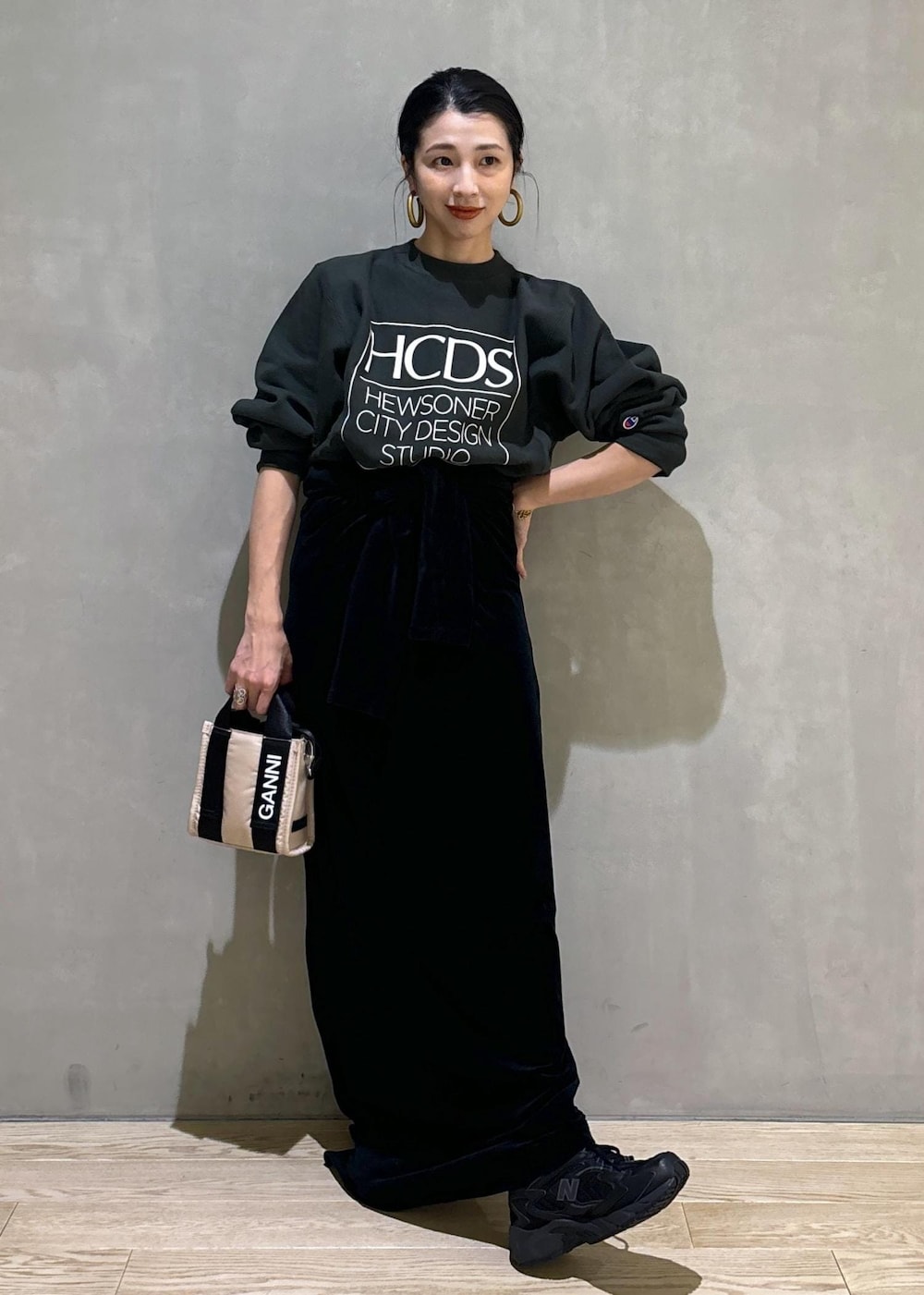 「GANNI、ガニー、チャンピオン、グリーン、ベロアワンピース、Champion for ADAM ET ROPE'、Champion、ショルダーバッグ、初秋コーデ、秋コーデ、お出かけコーデ、アウトドアコーデ、スポーツミックス、ストリート、大人カジュアル」｜「GANNIの【GANNI for ADAM ET ROPE'】Recycled tech Mini Tote（トートバッグ、ベージュ系）」を使った、SAKIさん（レディース・154cm）の秋コーディネートの3枚目の写真